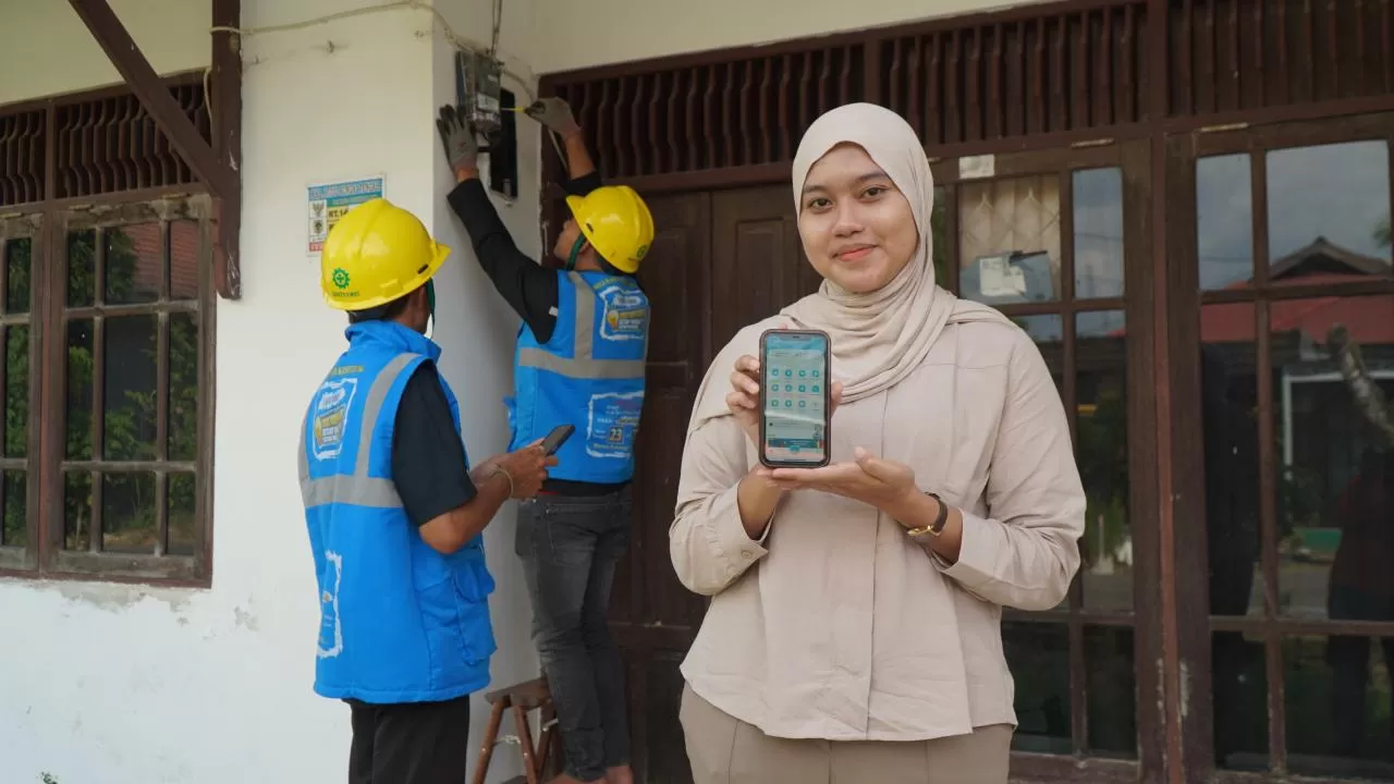 Ilustrasi pelanggan saat menunjukkan aplikasi PLN Mobile kepada wartawan di Jakarta, Rabu (7/1/2026). (FOTO: dok PLN)