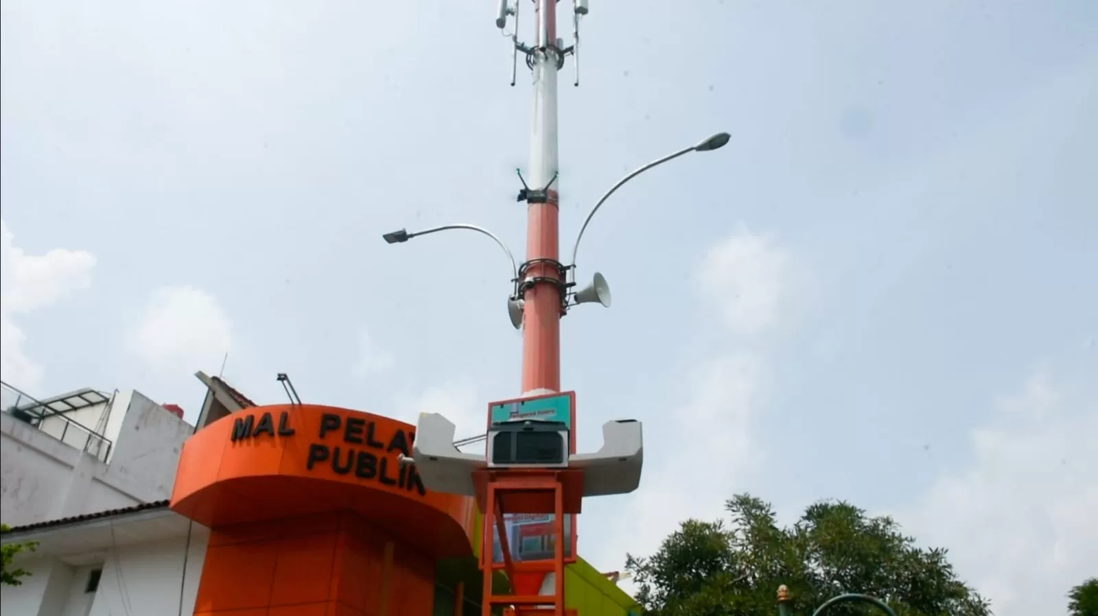 Penampakan smart pole 'tiang pintar' yang mejeng depan gedung MPP di kawasan Alun-alun Sumedang. (Foto : Istimewa)