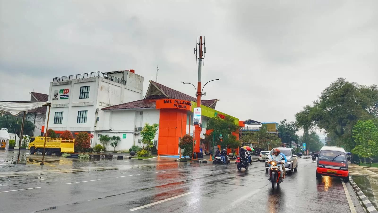 Smart Pole atau tiang pintar yang berdiri megah depan gedung Mall Pelayanan Publik di kawasan Alun-alun Sumedang.