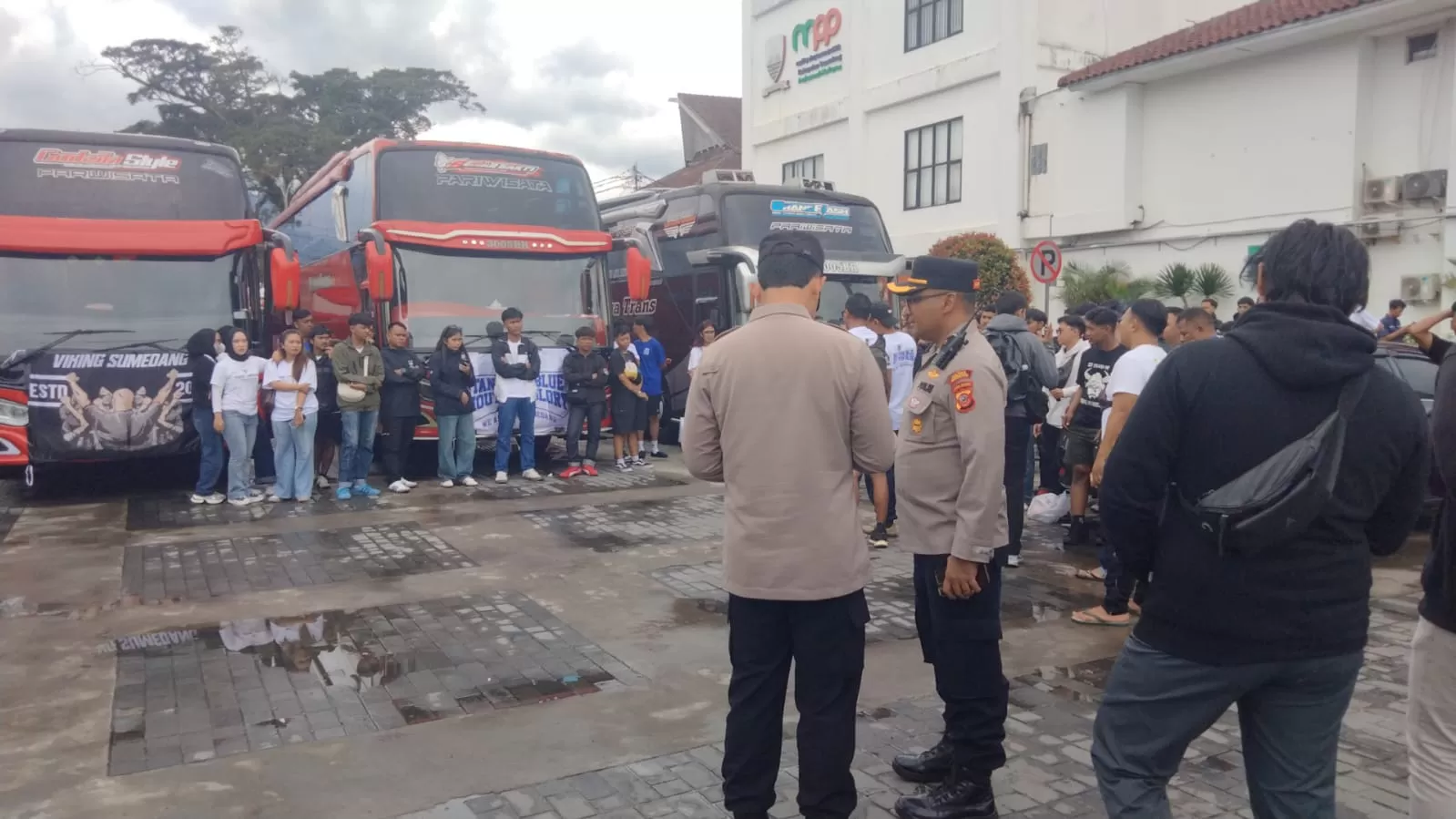 Keberangkatan Ratusan Suporter Persib asal Sumedang Dikawal Kepolisian