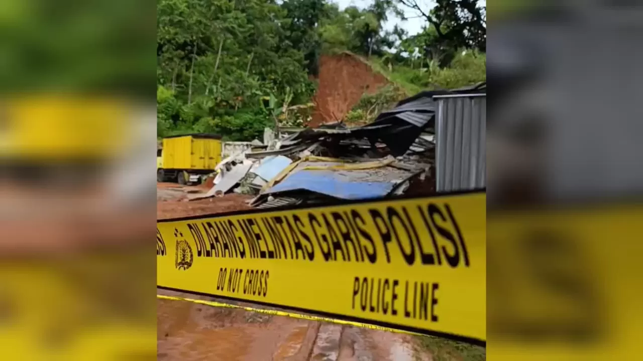 Garis Polisi Terpasang di Area Bangunan Pabrik yang Tertimpa Longsor di Cigendel