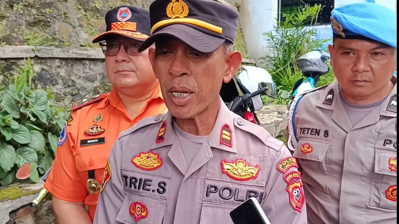 Kapolsek Pamulihan Iptu Trie Sunu saat Diwawancarai Media di Lokasi Longsor