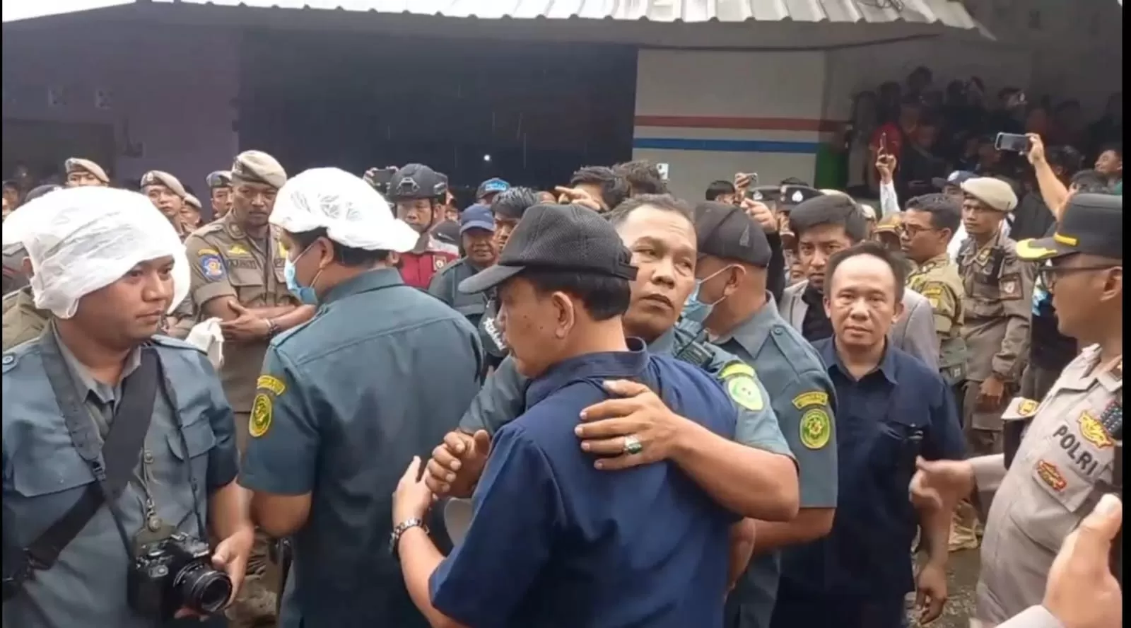 Suasana Tegang Eksekusi Ruko di Dano Sumedang, Rabu (21/1/2026). 