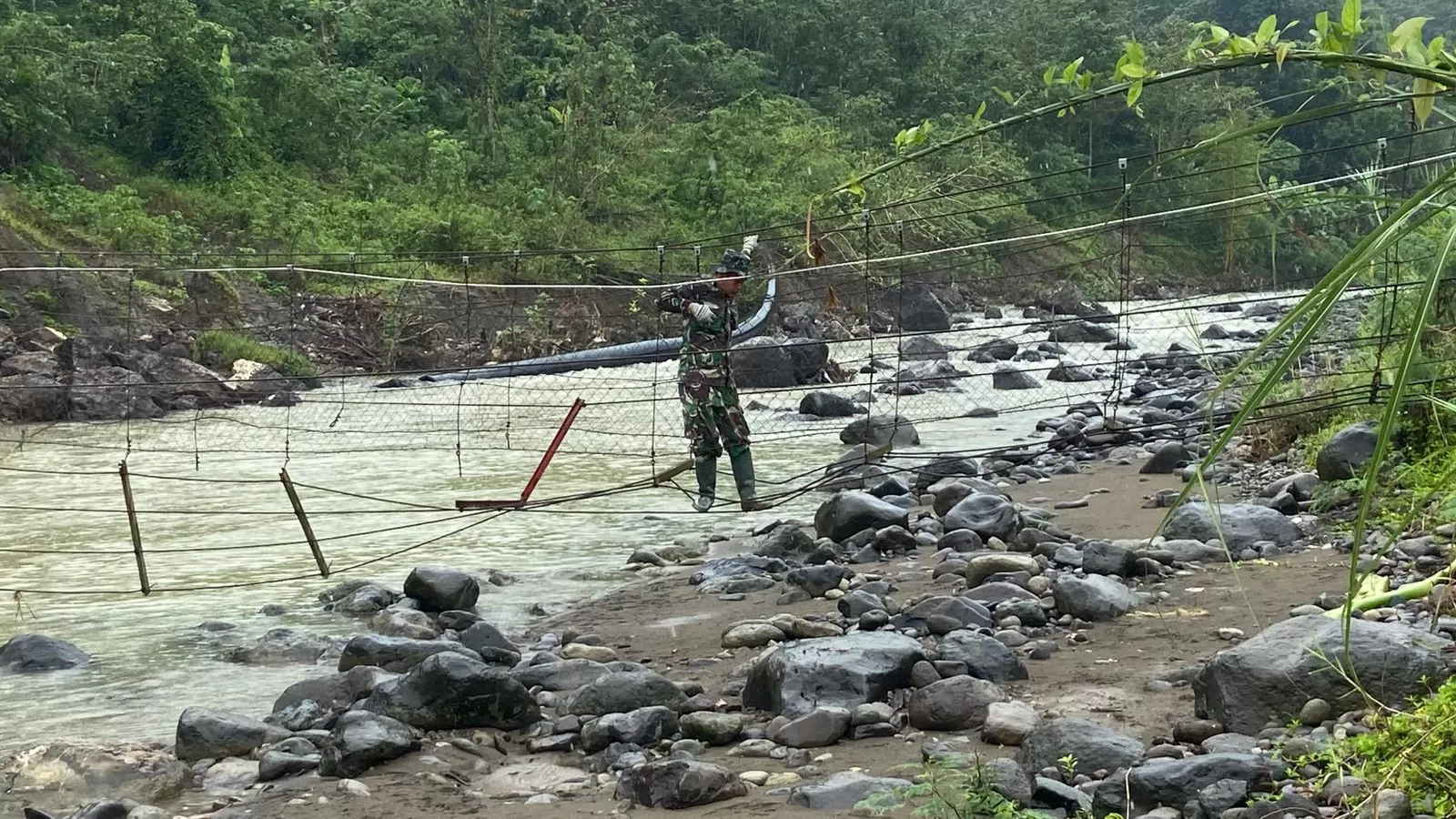 Kondisi Terkini Jembatan di Dusun Bobos, Desa Wanajaya, Kecamatan Surian Kamis (22/1/2026).(Foto : Istimewa) 