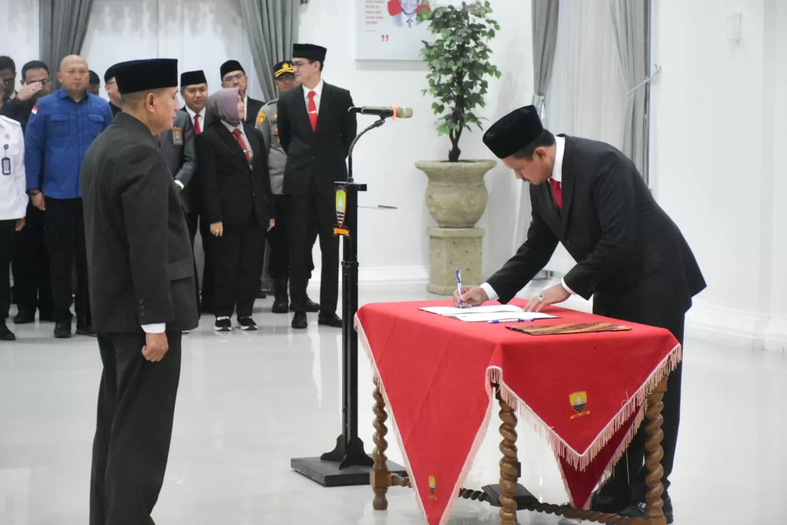 Syarif Effendi Badar saat dilantik jadi Kadis Pemadam Kebakaran dan Penyelamatan Kabupaten Sumedang. (Foto : Istimewa)