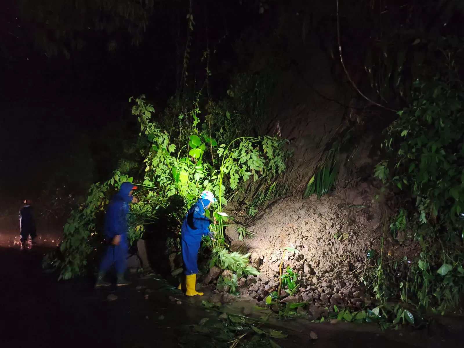 Longsor Tutup Jalan Kabupaten di Sudiplak, Desa Cipanas, Kecamatan Tanjungkerta, Kabupaten Sumedang, jumat malam (23/1/2026) 