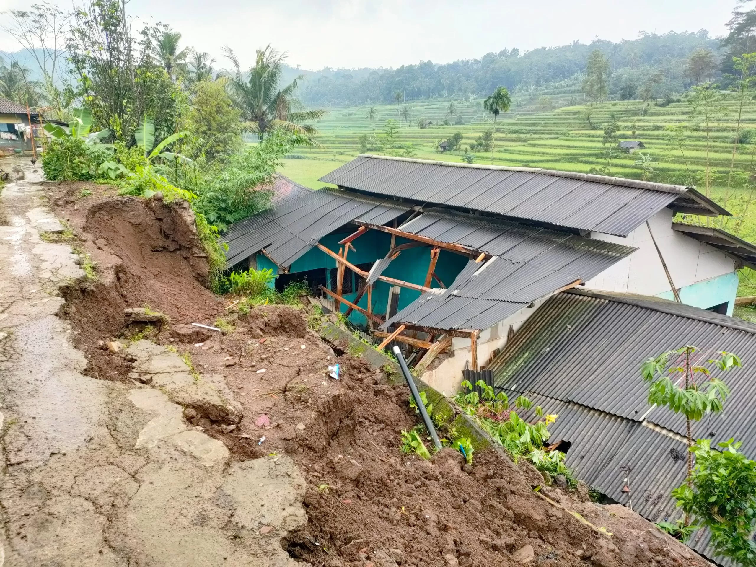 Kondisi longsor di Cikaramas, Tanjungmedar, Sumedang, Sabtu (24/1/2026). 