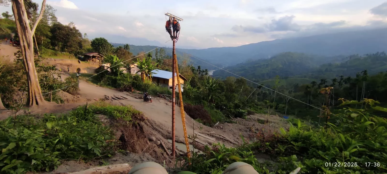 Petugas PLN saat melakukan percepatan pemulihan instalasi kelistrikan di Aceh, Senin (26/1/2026). (FOTO: dok PLN)