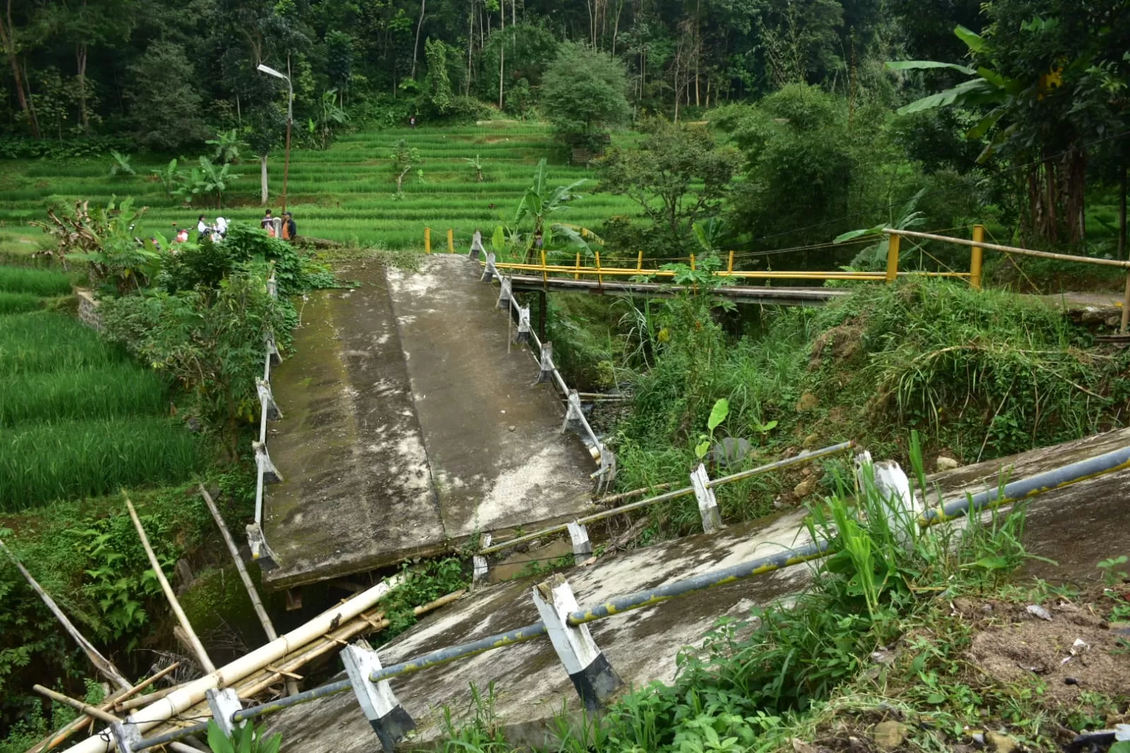 Kondisi jembatan Cibayawak di Desa Cinangsi, Kecamatan Cisitu, Sumedang, Selasa (27/1/2026) 