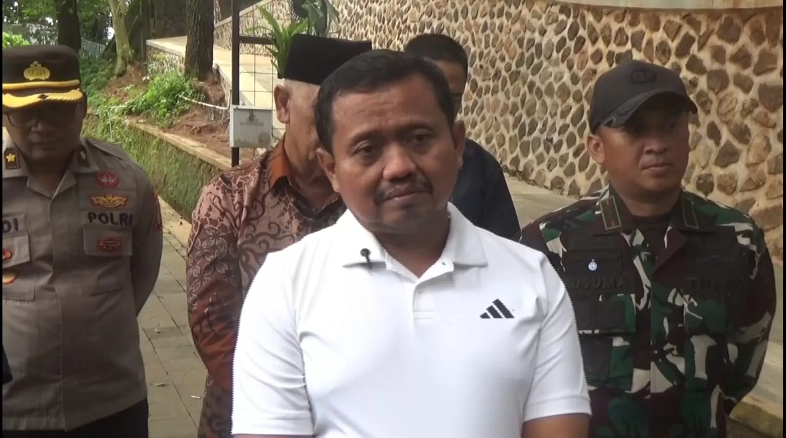 Bupati Sumedang, Dony Ahmad Munir Saat Diwawancarai Media di Tahura Gunung Kunci, Jumat (30/1/2026). 
