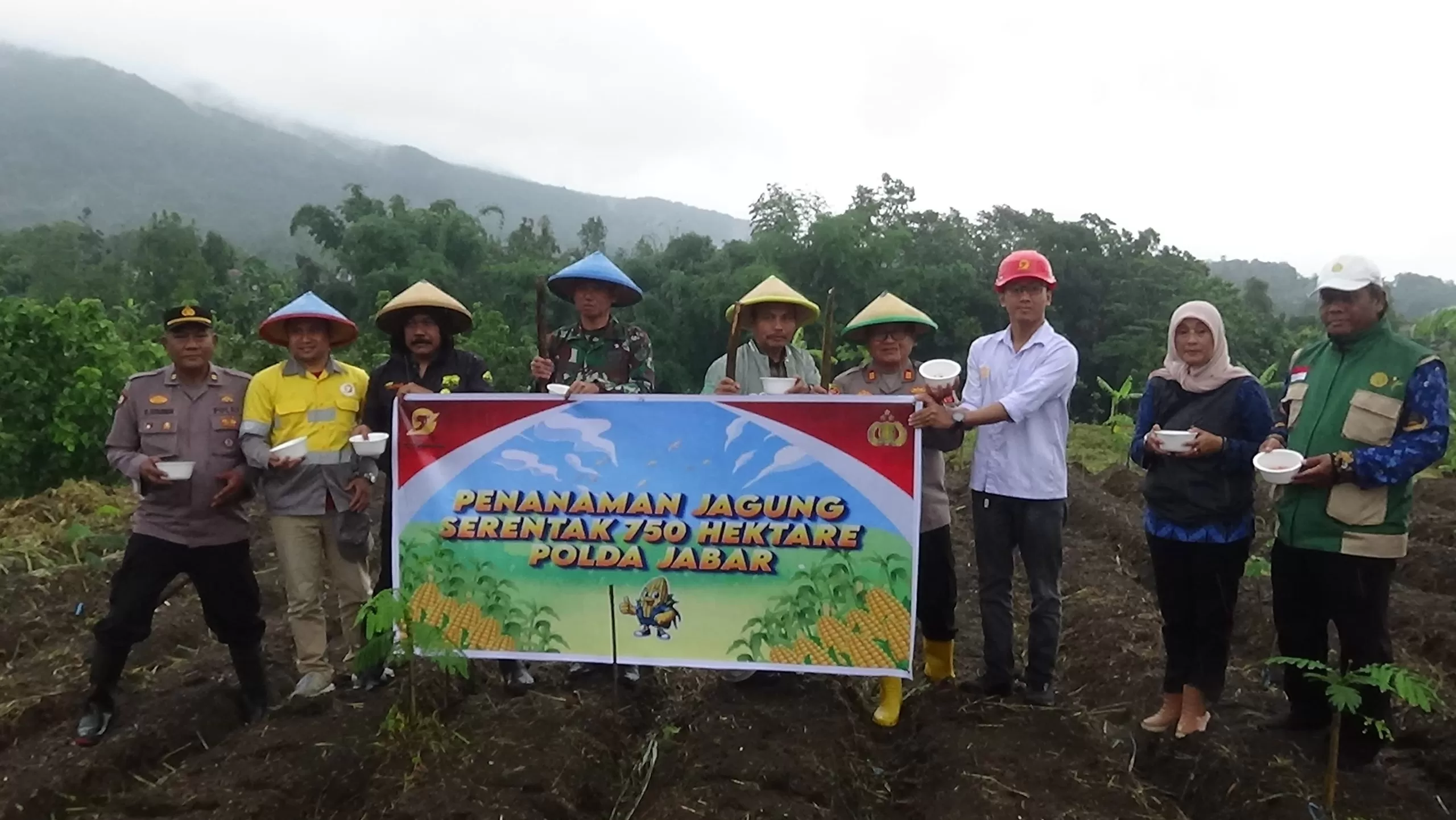 Polisi dan Forkopimcam Tanam Jagung Hibrida di Paseh Kaler Dukung Program Asta Cita Presiden (Foto : Istimewa) 