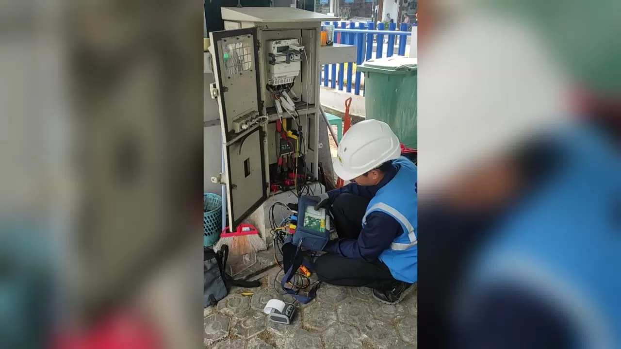 Petugas PLN ULP Majalengka saat memeriksa instalasi kelistrikan di Majalengka Jabar, Jum'at (30/1/2026). (FOTO: dok PLN)