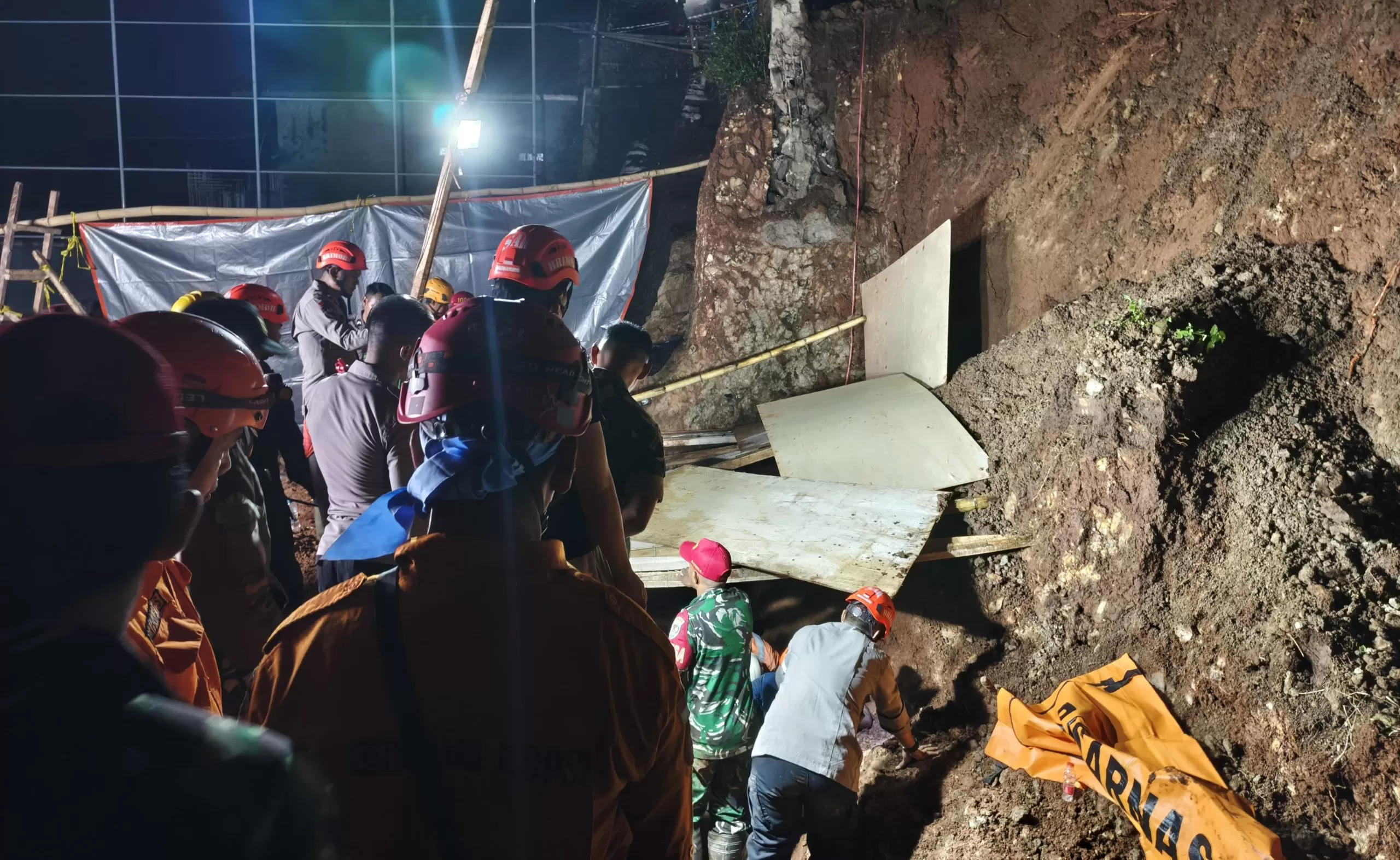 Evakuasi Korban Longsor Cisempur Jatinangor, 4 Korban Tewas dan 2 Selamat (Foto : Istimewa) 