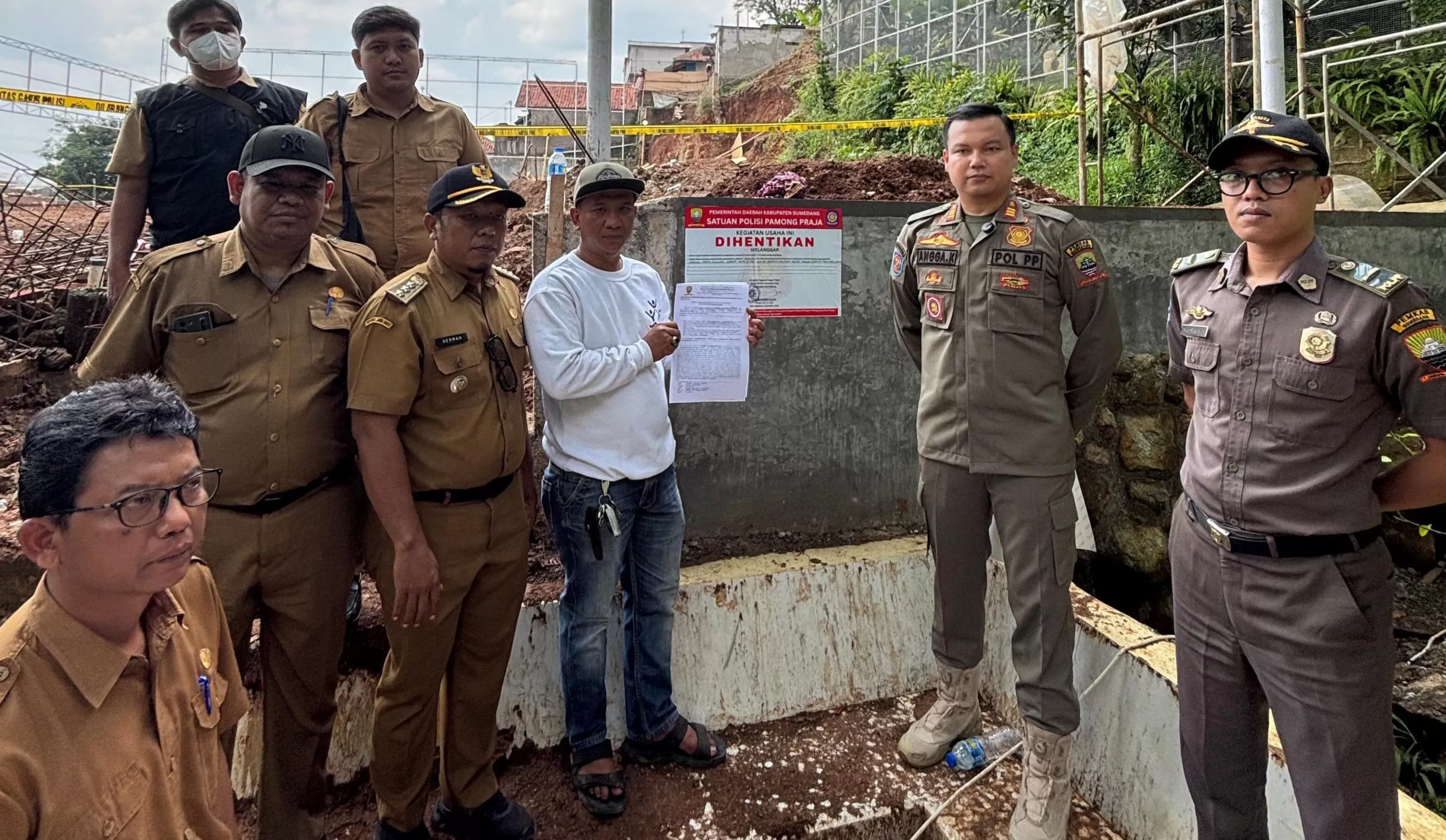 Pemberhentian Sementara Pembangunan Mini Soccer Cisempur Jatinangor. Kasi Penyidik Satpol PP Sumedang, Angga Kusuma Putra (Foto : Istimewa) 