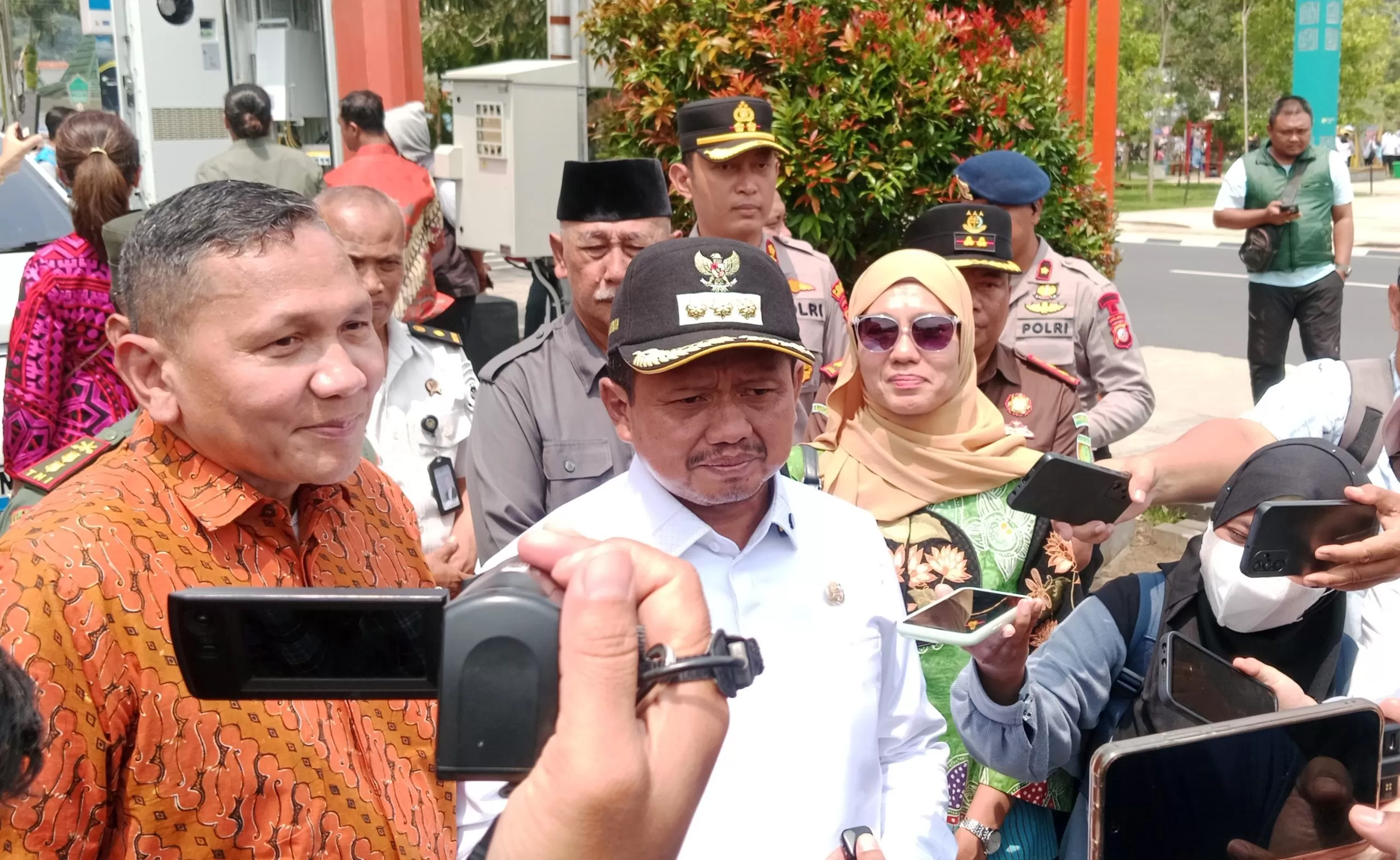 Bupati Sumedang, Dony Ahmad Munir saat Diwawancarai Awak Media Tentang Smart Pole (Foto : Istimewa) 
