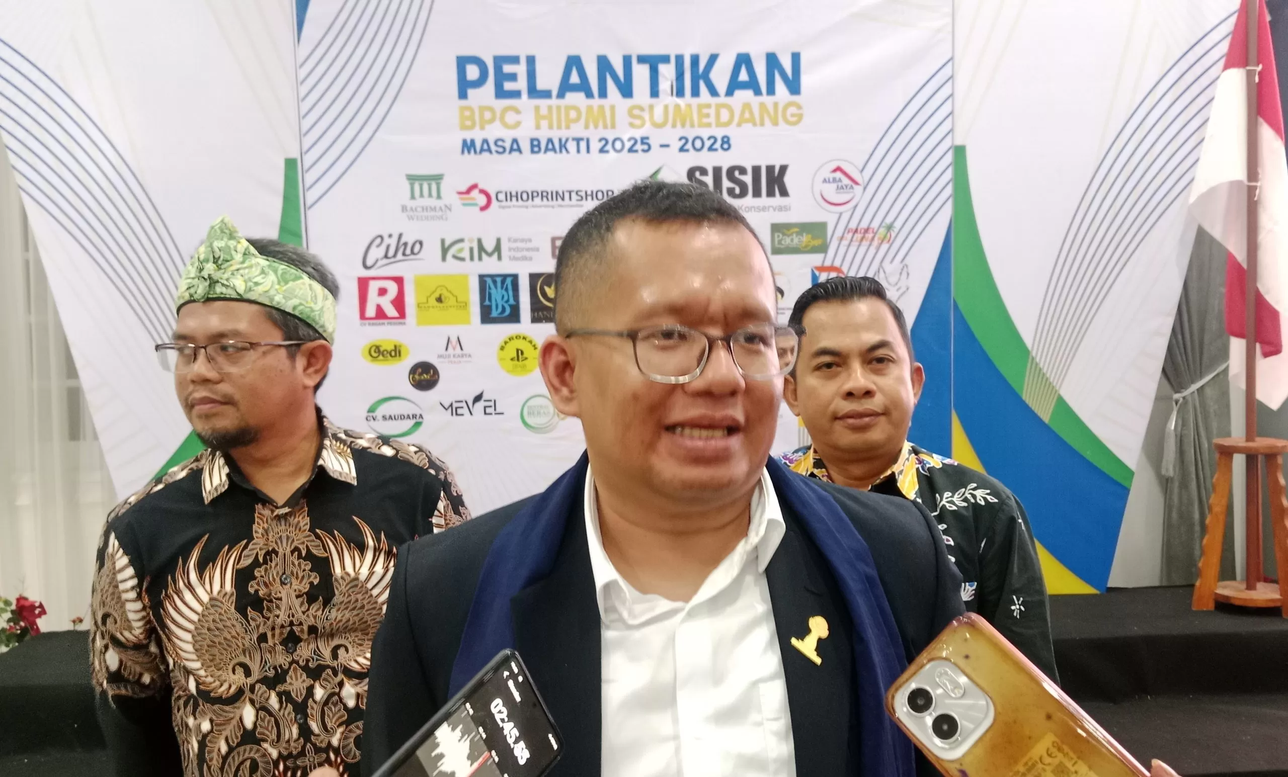 Ketua BPC HIPMI Sumedang, Rafika Adnur saat Diwawancarai Awak Media Pasca Dilantik di Gedung Negara Sumedang  (Foto : Istimewa) 