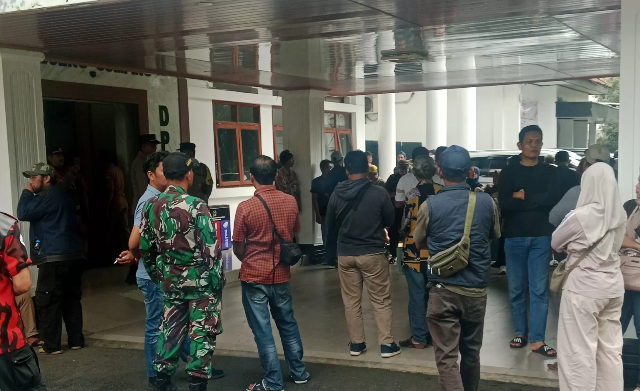Warga Pasar Cimalaka Datangi Kantor DPRD Sumedang untuk Audiensi Terkait Revitalisasi Pasar (Foto : Istimewa) 