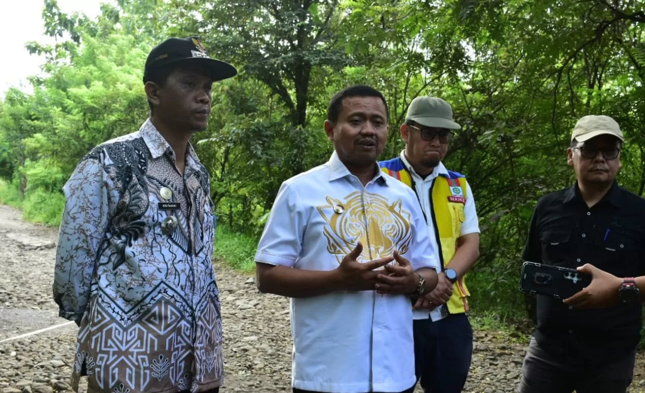 Bupati Sumedang, Dony Ahmad Munir saat Meninjau Langsung Jalan Burujul-Sanca yang akan Diperbaiki pada Akhir Januari (Foto : Istimewa) 