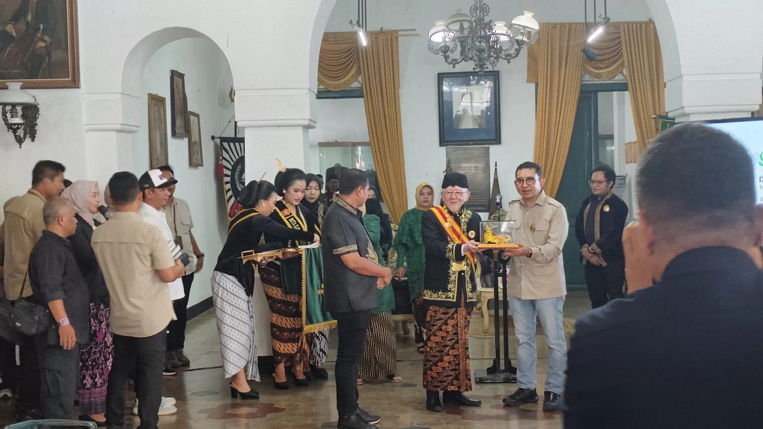 Penyerahan Kenang-kenangan dari Sri Radya Karaton Sumedang Larang ke Menteri Kebudayaan Republik Indonesia, Sabtu 17/01/2026.