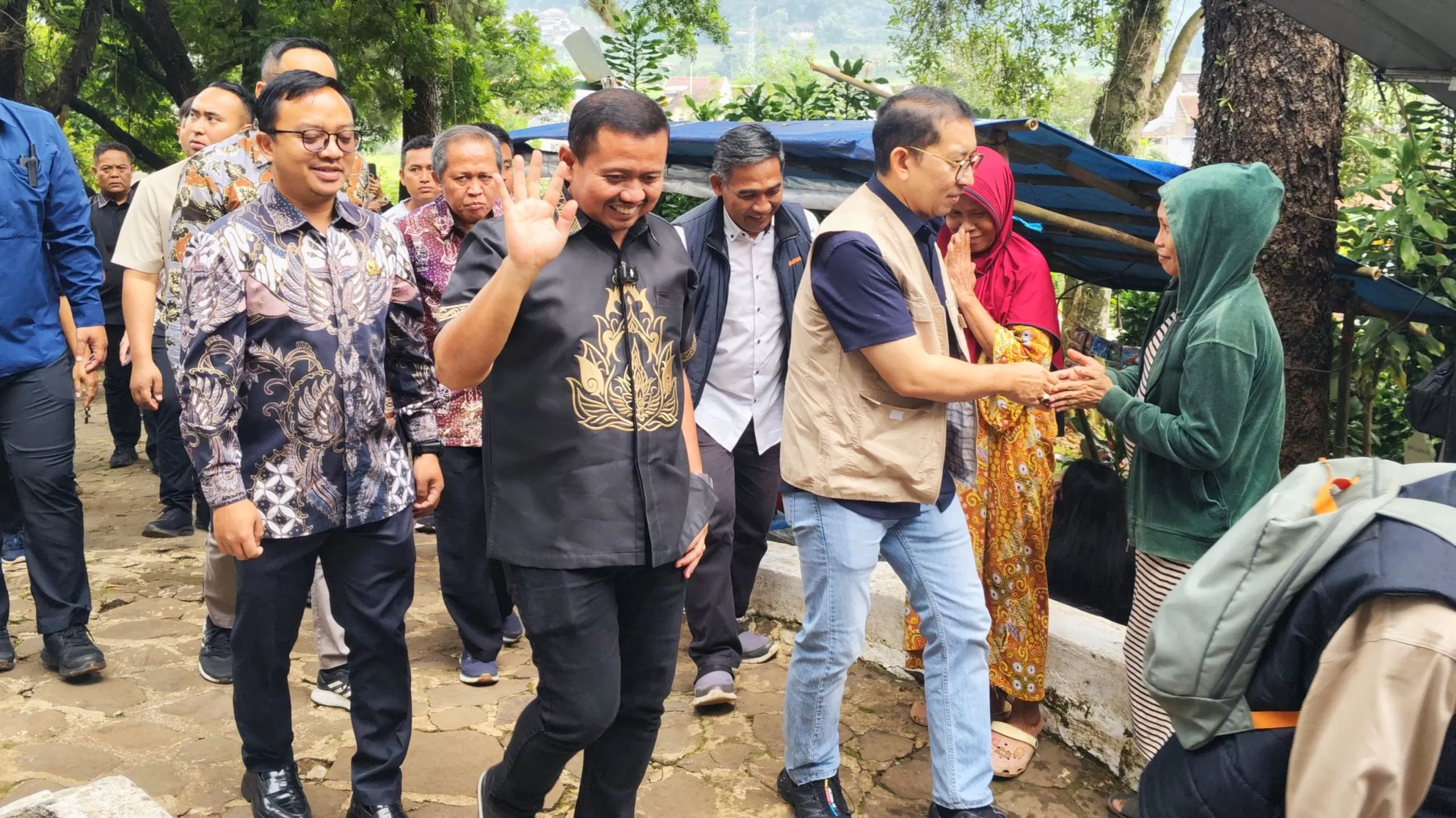Menteri Kebudayaan RI, Fadli Zon beserta jajaran saat berkunjung ke Makam Pahlawan Nasional Cut Nyak Dien. Sabtu (17/01/2026).