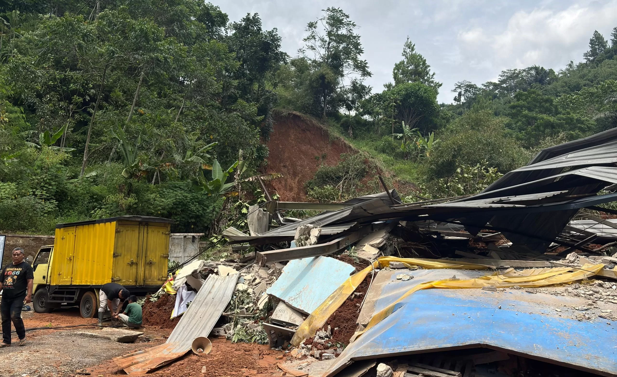 Gudang Air Mineral yang Tertimpa Longsoran di Cigendel Sumedang (Foto : Istimewa) 