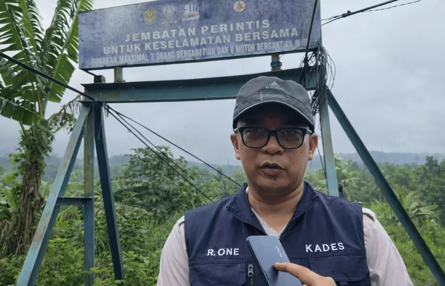 Kepala Desa Wanajaya, Kecamatan Surian Kabupaten Sumedang, Erwan Riswanto saat Diwawancarai Tahu Ekspres di Lokasi Perbaikan Darurat Jembatan Rusak (Foto : Istimewa) 