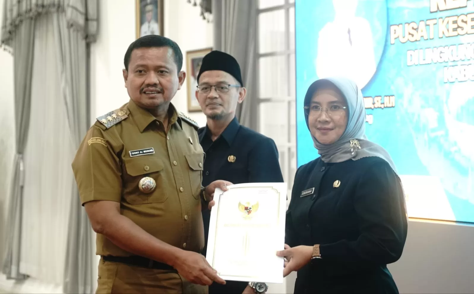 Penyerahan SK Kepala Puskesmas oleh Bupati Sumedang, Dony Ahmad Munir di Gedung Negara Sumedang (Foto : Istimewa) 