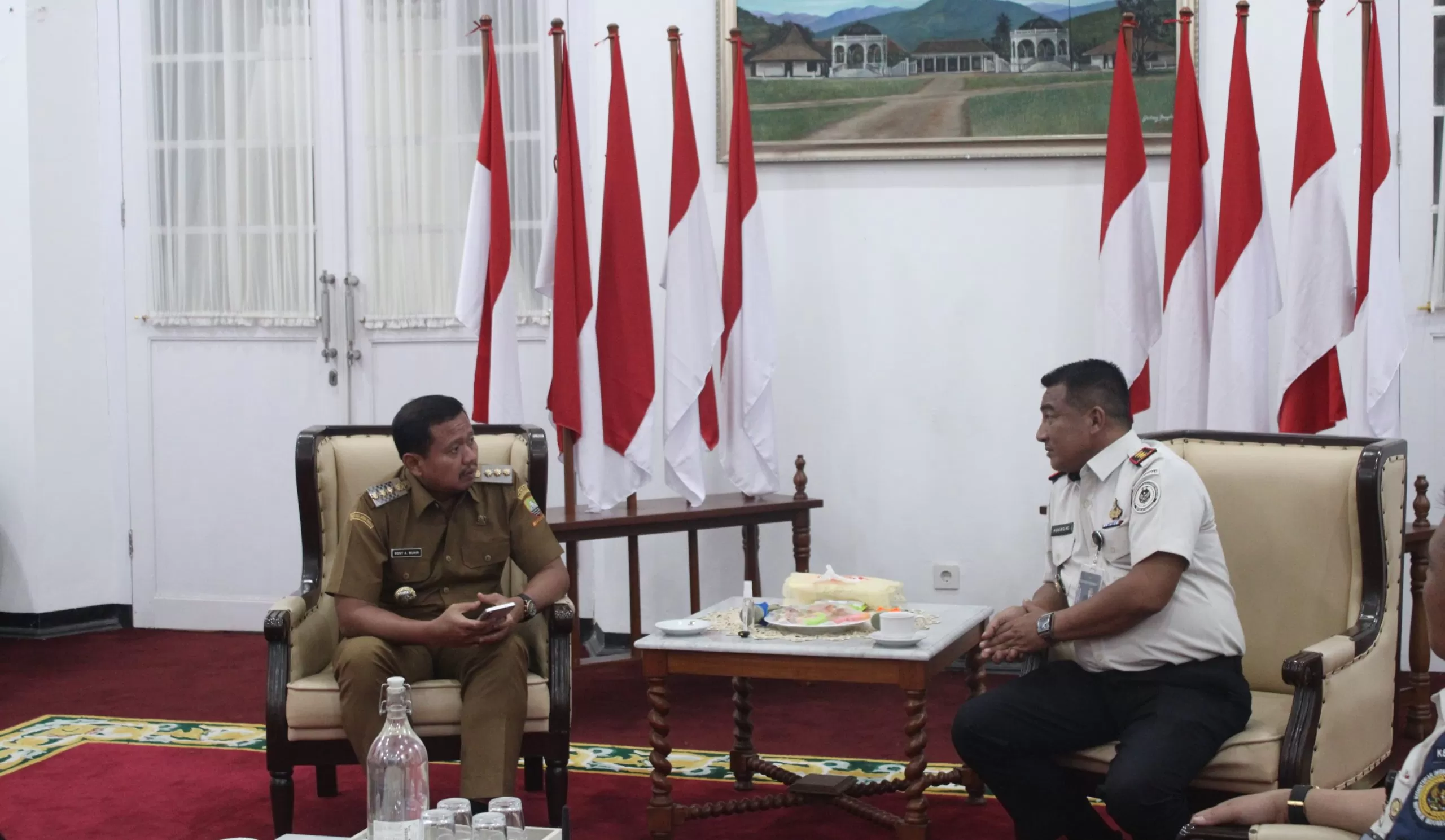 Pertemuan Kepala Lapas Kelas II B Sumedang, Agung Hascahyo (kanan) bersama Bupati Sumedang, Dony Ahmad Munir (Foto : Istimewa) 