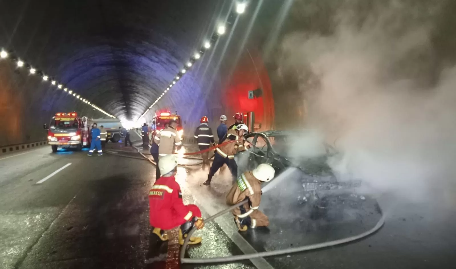 Petugas Damkar Sumedang saat Memadamkan Mobil Terbakar di KM 169 Tol Cisumdawu (Foto : Istimewa) 