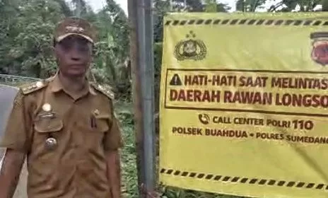 Camat Buahdua, Kiki Hakiki saat Membuat Video Himbauan untuk Warga Buahdua di Blok Rawan Longsor Ciberecek (Foto : Istimewa) 