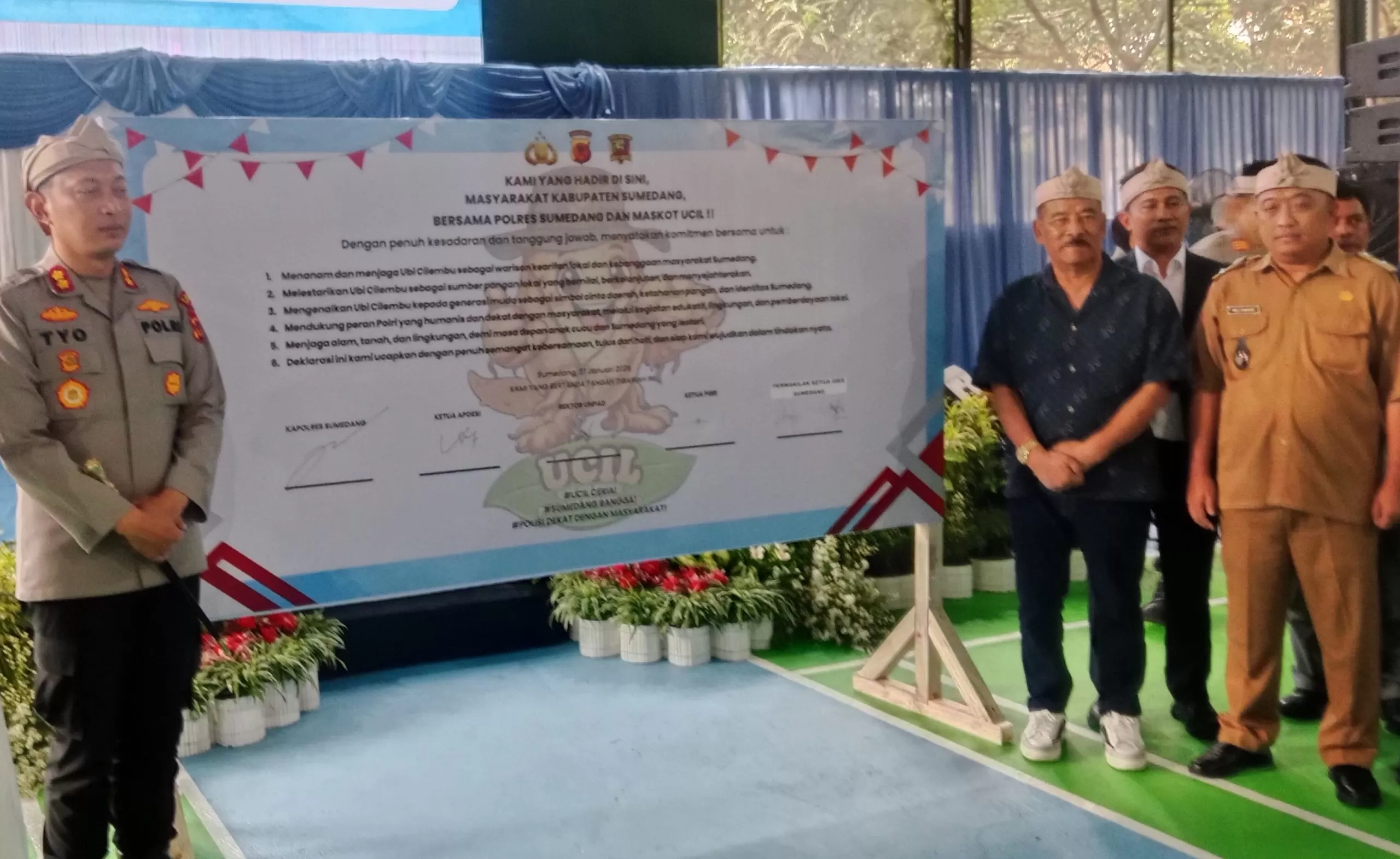 Kapolres Sumedang (kiri) Bersama Ketua APDESI Sumedang, Welly Sanjaya (kanan) saat Lounching Maskot Ucil di Gedung Serba Guna Mako Polres Sumedang (Foto : Istimewa) 