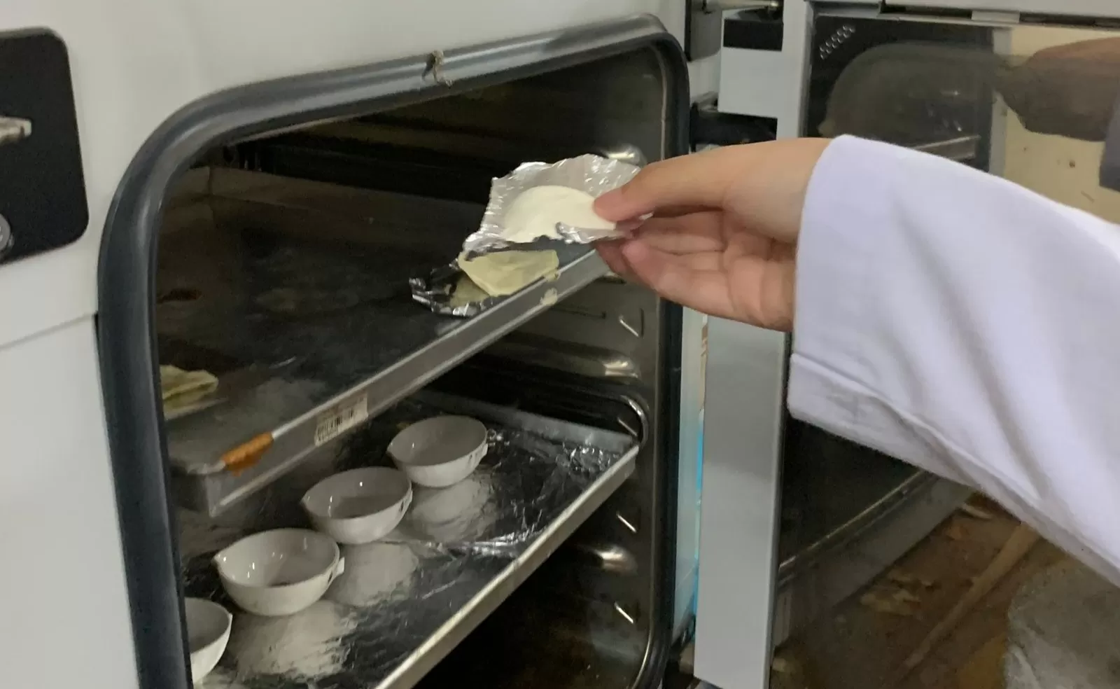 Penelitian Karotenoid Wortel, Proses Pengecekan dan Pengeringan Kadar Air Wortel (Foto : Istimewa) 