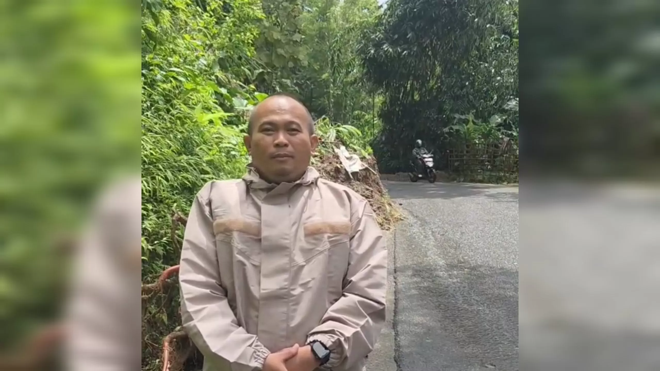 Laporan Kapolsek Tanjungkerta di lokasi longsor yang kini sudah bisa dilalui kendaraan secara normal, 