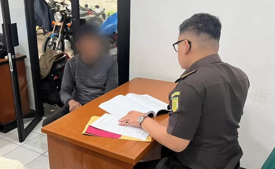 Pejabat Pemda Sumedang Berinisial AS saat Sedang Diperiksa Kejari Sumedang (Foto : Istimewa) 