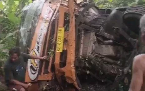 Tampak Kendaraan Truk yang Terlibat Kecelakaan di Kecamatan Tomo Sumedang Masuk Jurang (Foto : Istimewa) 