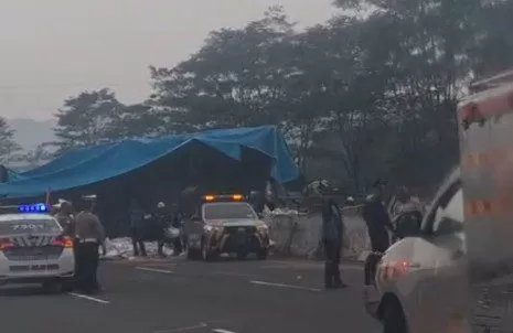 Kecelakaan lalu lintas maut terjadi di Jalan Tol Cisumdawu KM 179.600 jalur B arah Cirebon menuju Bandung (Foto : Istimewa) 
