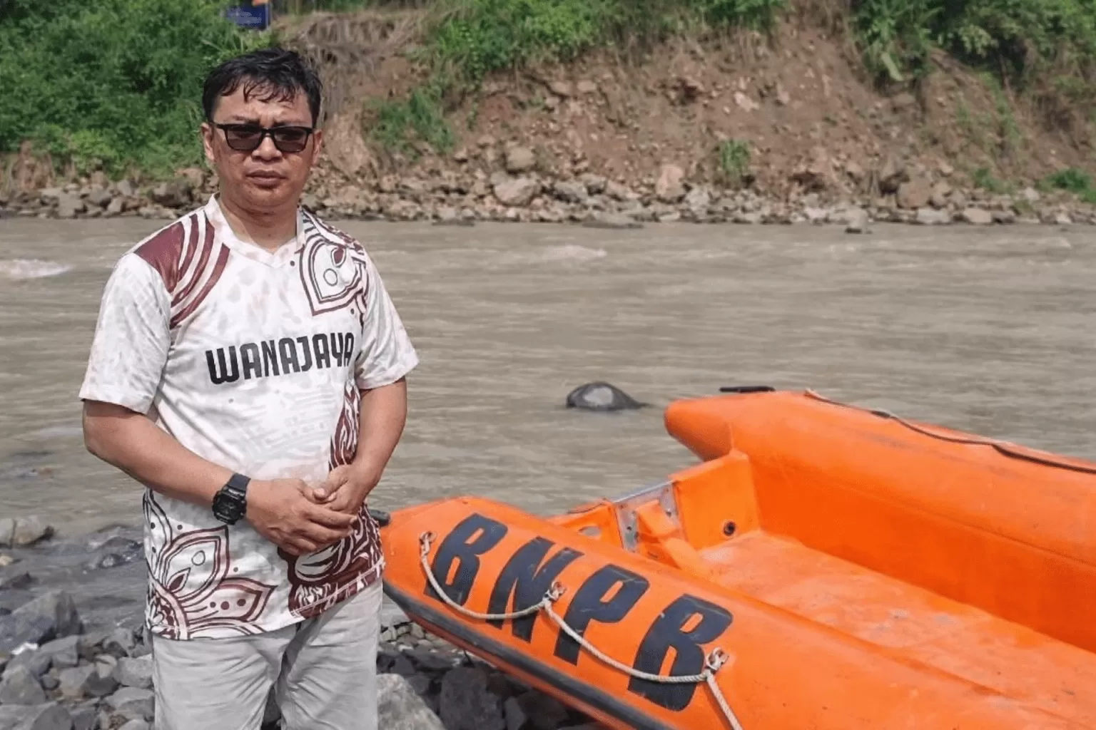 Kades Wanajaya Kecamatan Surian, Erwan Riswanto saat Menerima Perahu Karet dari BPBD Sumedang (Foto : Istimewa) 