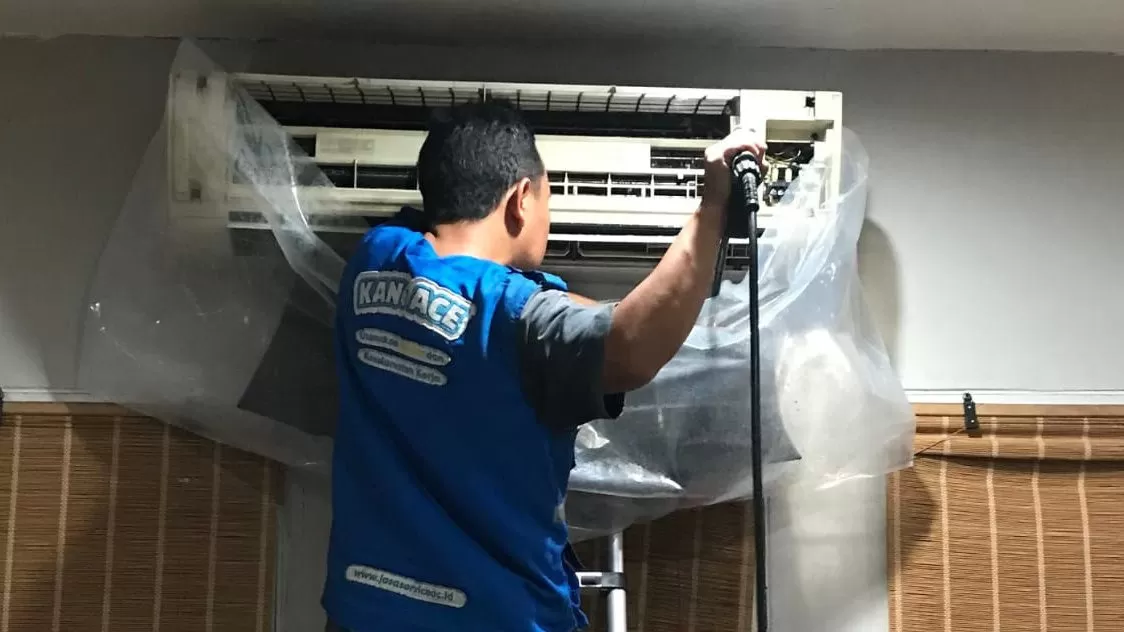 Teknisi Kang Ace saat melakukan service AC disalah satu kliennya. (Foto : Istimewa)