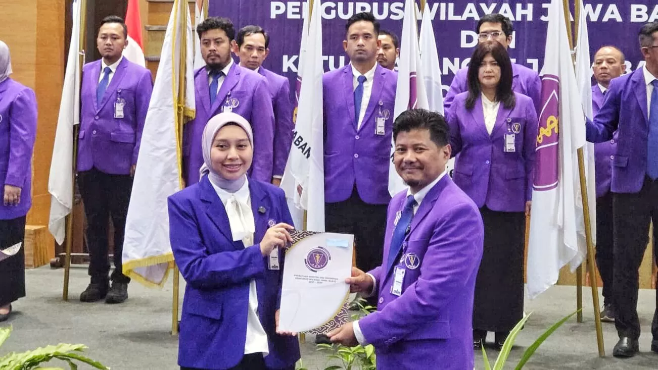 Rahmat Juliadi (kanan) saat dilantik jadi ketua PDGI Jawa Barat periode 2025-2030. (Foto : Istimewa)