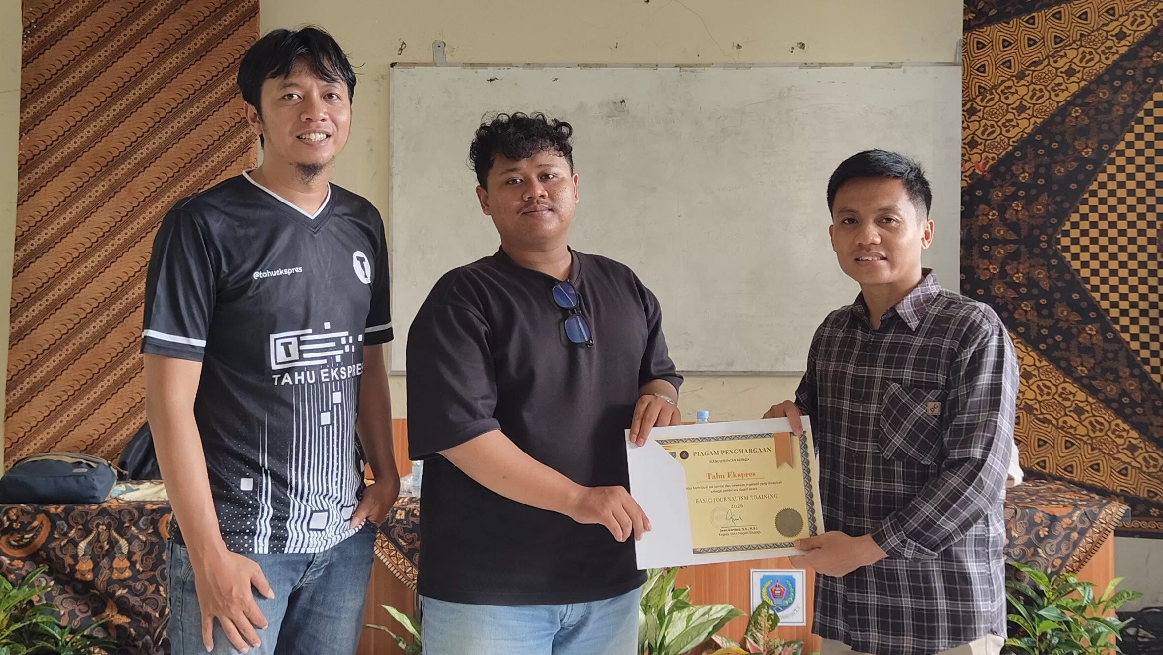 Penyerahan secara simbolis piagam penghargaan dari perwakilan SMAN Situraja ke Tahu Ekspres selaku pemateri.