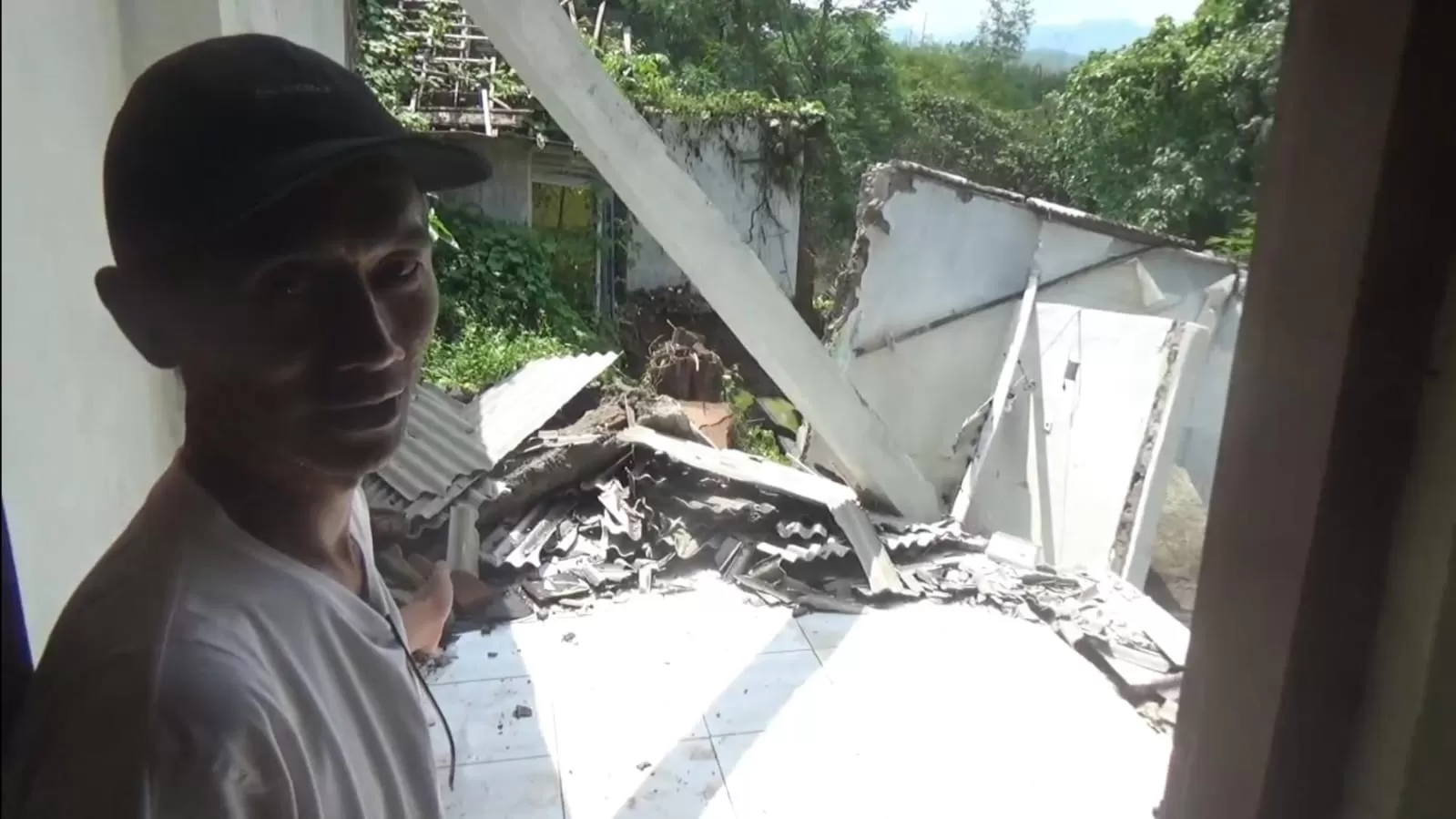 Nunu Nugraha, Pemilik rumah yang ambruk akibat pergerakan tanah di Tomo Sumedang 