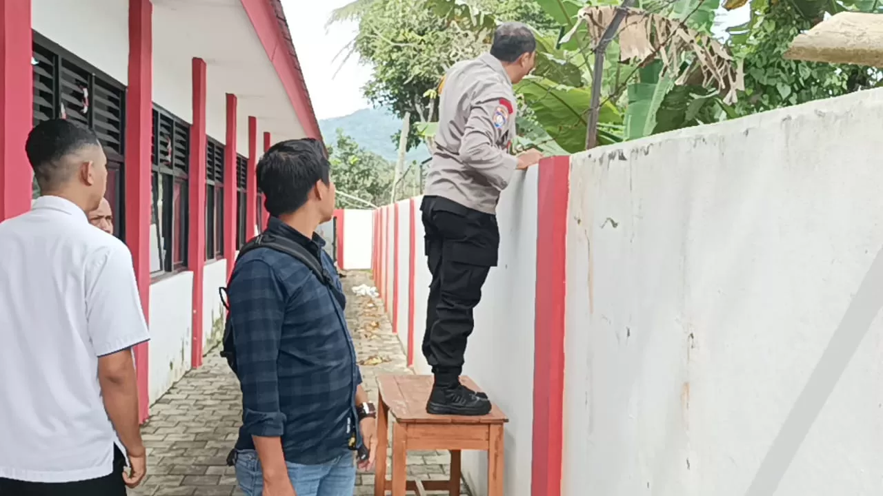 Polisi lakukan pengecekan di lokasi sekolah tkp pencurian