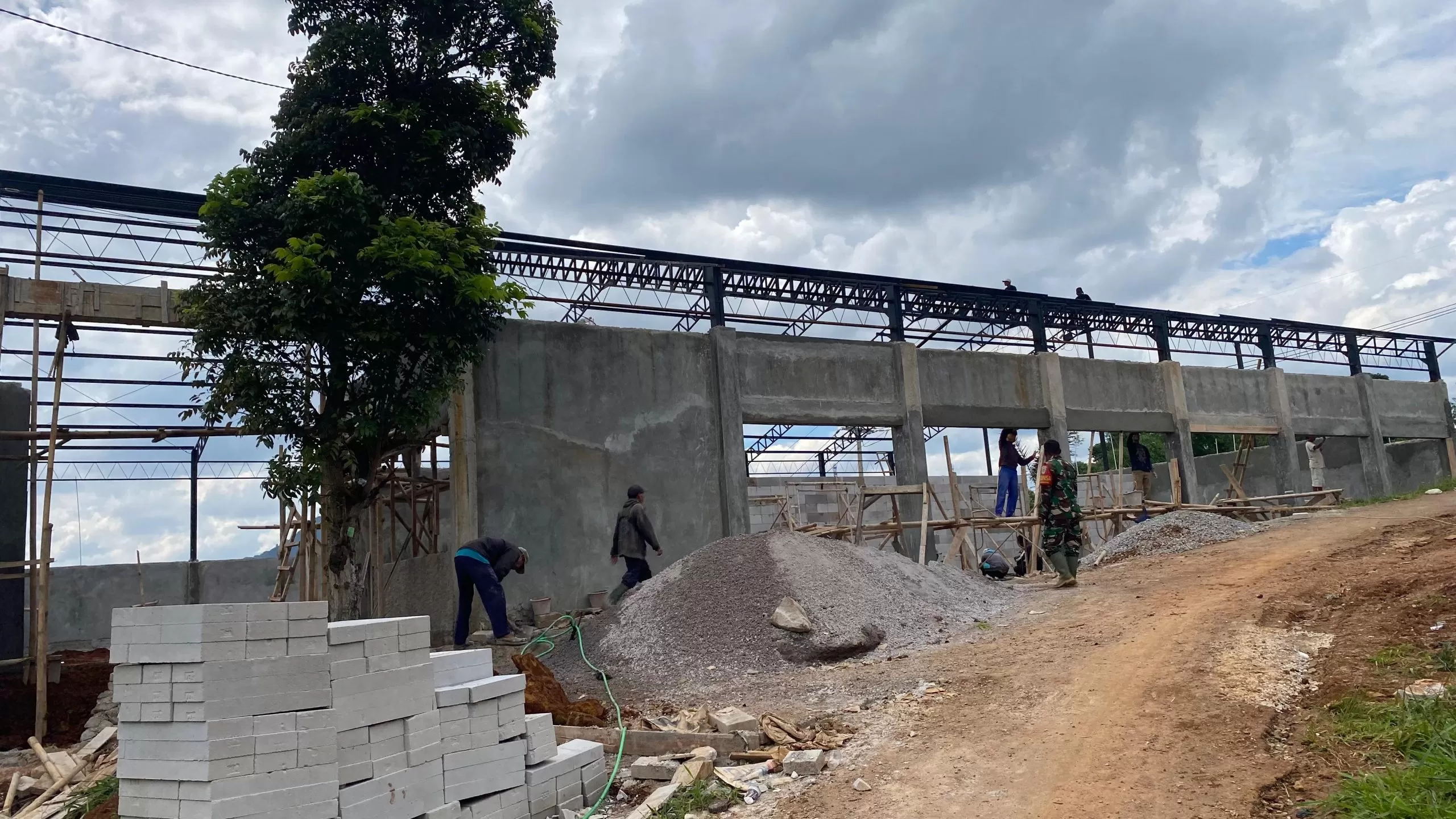 Progres pembangunan Gerai Koperasi Desa Merah Putih di Dusun Pangkalan RT 01 RW 11, Desa Pasirnanjung, Kecamatan Cimanggung, Kabupaten Sumedang, telah mencapai sekitar 50 persen.