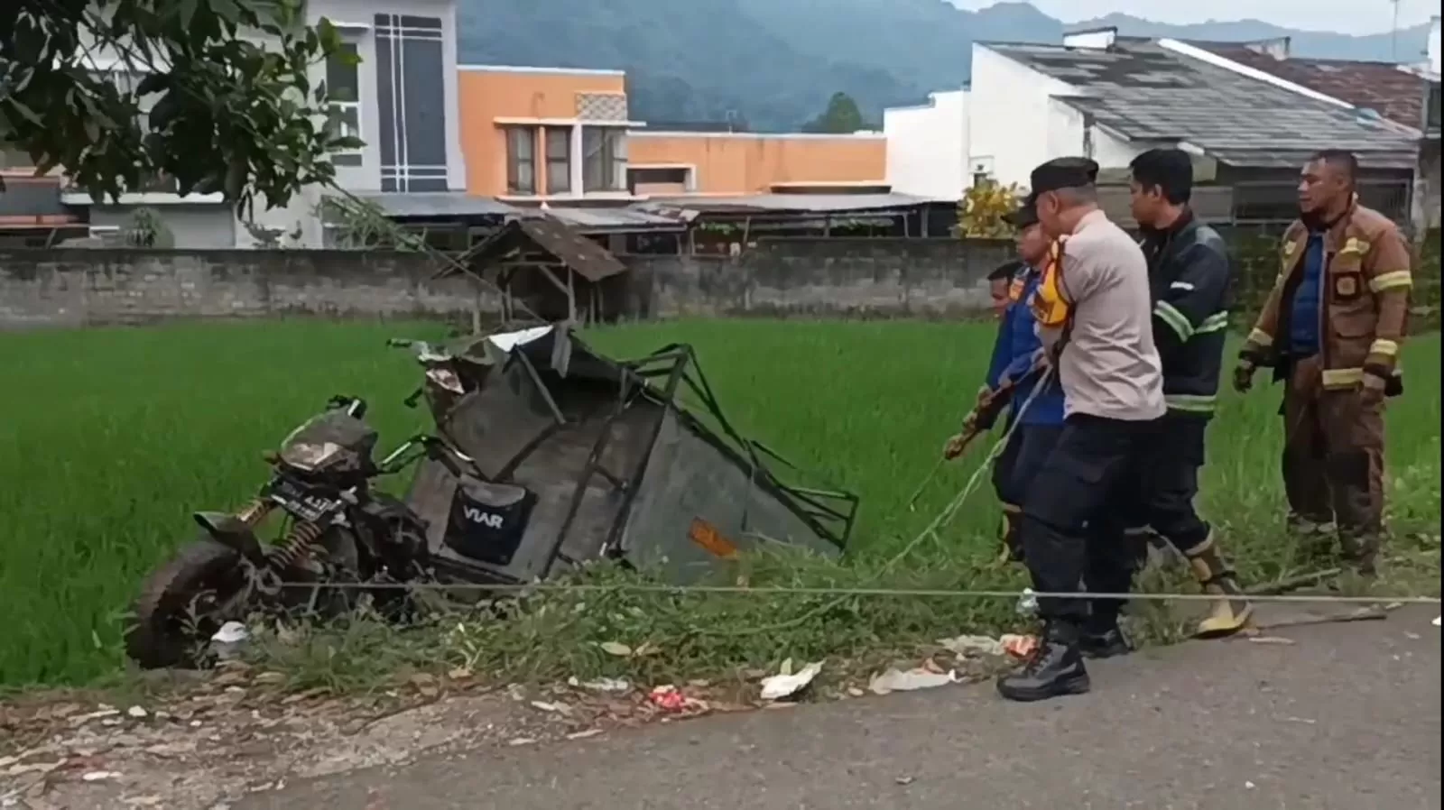 Motor roda tiga jatuh ke sawah dievakuasi damkar dan tim gabungan