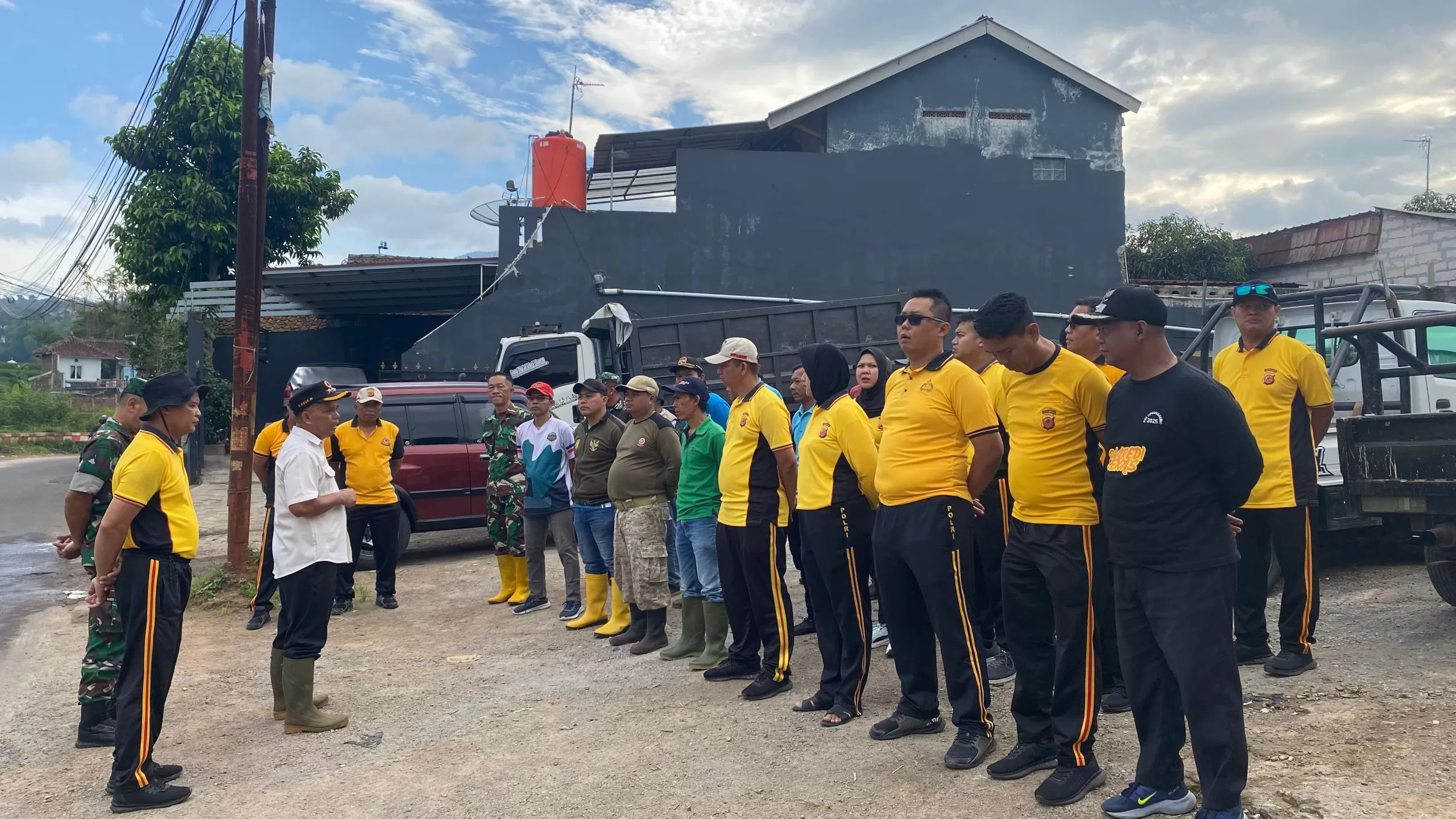Forkopimcam Cimanggung bersama unsur TNI-Polri dan warga bersiap melaksanakan Jumat Bersih di Desa Sindangpakuon