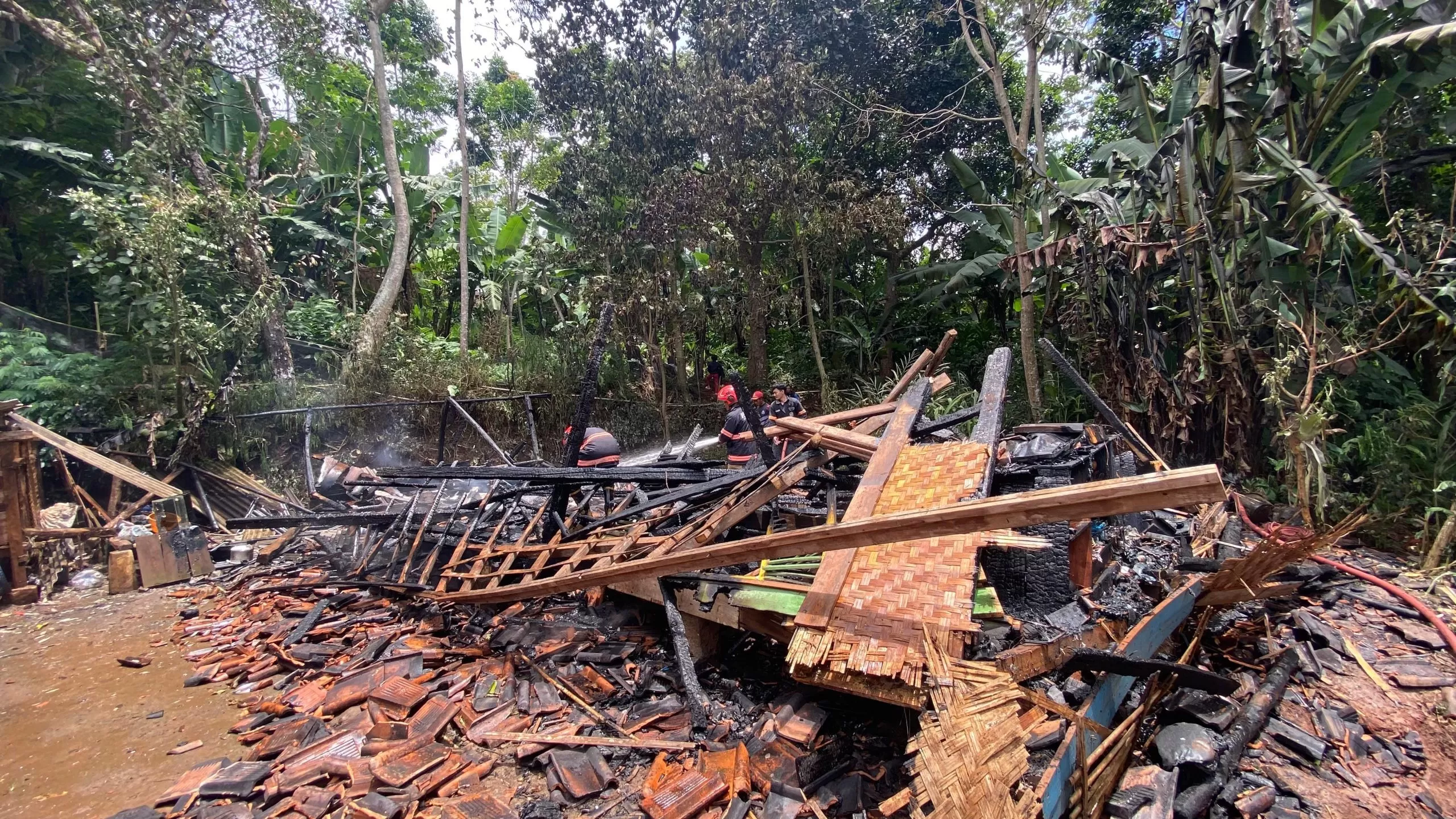Puing-puing bangunan rumah panggung tampak berserakan usai kebakaran yang melanda permukiman warga di Desa Pasirnanjung, Kecamatan Cimanggung, Kabupaten Sumedang, Sabtu (7/2/2026).