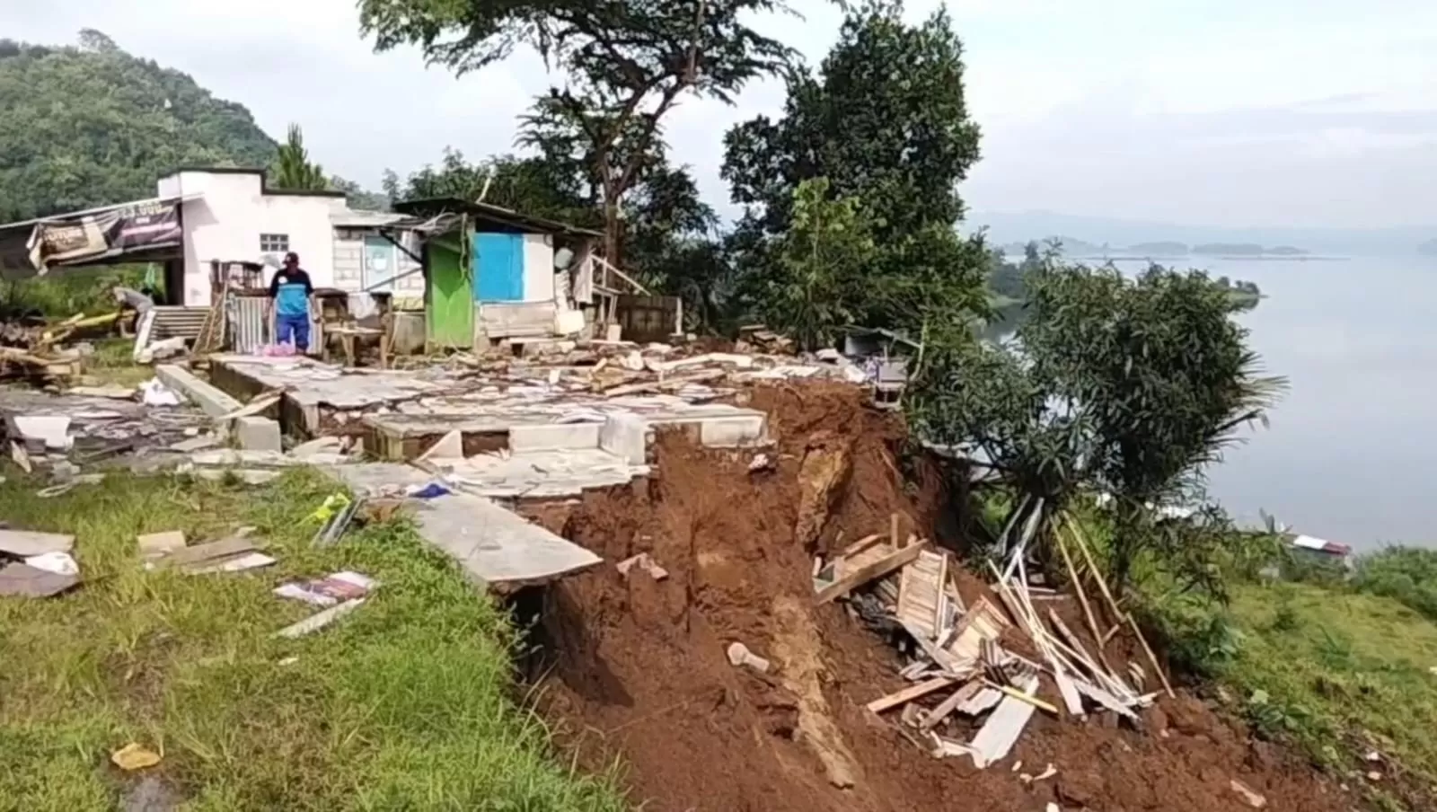 Kondisi longsor di lingkar timur Jatigede Sumedang