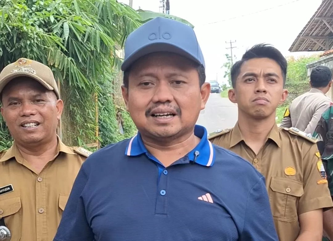 Bupati Sumedang H. Dony Ahmad Munir (tengah) didampingi Camat Cimanggung dan Kepala Desa Cikahuripan saat memberikan keterangan sela peninjauan ruas jalan Cicabe - Cikandang, Selasa (10/2/2026).