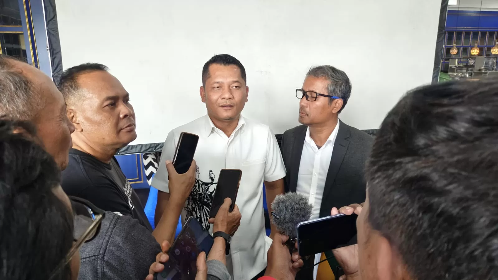Kuasa hukum Wagub Jabar Erwan Setiawan, Jandri Ginting, saat diwawancarai awak media. 