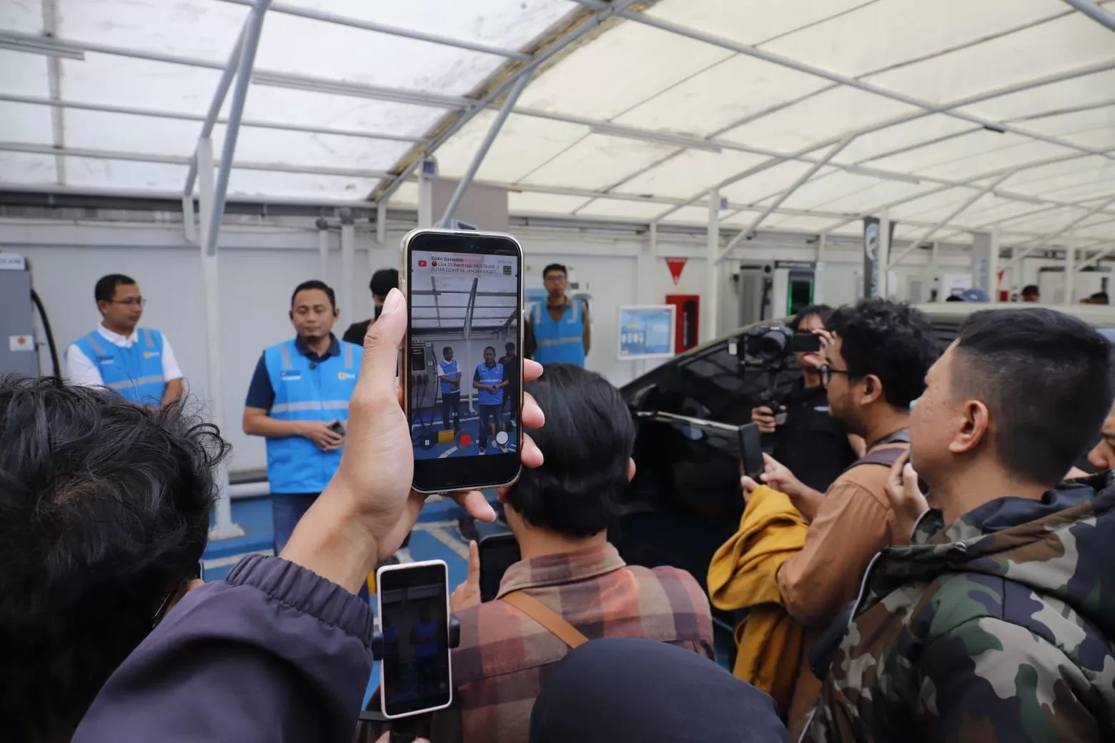 Perwakilan PT PLN (Persero) memberikan penjelasan mengenai infrastruktur Stasiun Pengisian Kendaraan Listrik Umum (SPKLU) kepada peserta Workshop Konferensi Media Lokal & New Media Jawa Barat 2026 di Kota Bandung, Rabu (11/2/2026). ( foto - Istimewa)